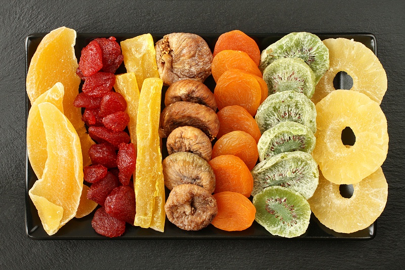 千庫網(wǎng)_芒果、木瓜、獼猴桃、菠蘿、干草莓、無花果、杏子等水果, 躺在黑色石頭表面的黑色陶瓷板上。宏觀_攝影圖編號(hào)20106491
